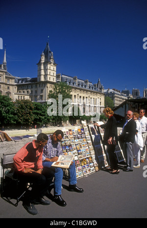 Leute, Touristen, Shopper, Shopping, Artwork, Verkauf von Kunstwerken, bouquiniste, quai, Seine, Place Saint-Michel, Paris, Frankreich, Europa Stockfoto