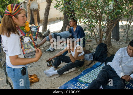 Elvira Arellano, einer mexikanischen Einwanderung Aktivist, Spaziergänge entlang der Bahngleise in Arriaga, Chiapas, Mexiko mit Migranten. Stockfoto