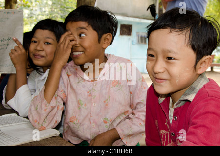 Myanmar (aka Burma), Mandalay, Amapapura. Mahagandhayon Kloster Schule, Schüler im Klassenzimmer. Stockfoto