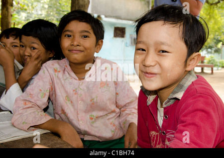 Myanmar (aka Burma), Mandalay, Amapapura. Mahagandhayon Kloster Schule, Schüler im Klassenzimmer. Stockfoto