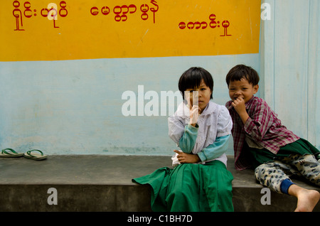 Myanmar (aka Burma), Mandalay, Amapapura. Mahagandhayon Kloster-Schule. Stockfoto