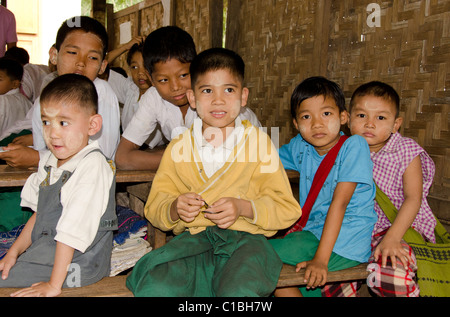 Myanmar (aka Burma), Mandalay, Amapapura. Mahagandhayon Kloster Schule, Schuljungen. Stockfoto