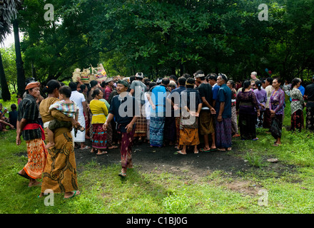 Eine balinesische Hindu Einäscherung Zeremonie statt in dem Dorf Pemuteran ist einen freudigen Anlass, die Freigabe der Seele der Toten Stockfoto