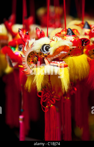 Chinese New Year Dekorationen zum Verkauf an den Temple Street Nachtmarkt.  Chinatown, Singapur Stockfoto