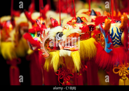 Chinese New Year Dekorationen zum Verkauf an den Temple Street Nachtmarkt.  Chinatown, Singapur Stockfoto