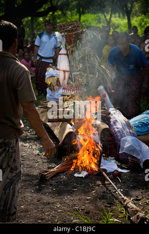 Eine balinesische Hindu Einäscherung Zeremonie statt in dem Dorf Pemuteran ist einen freudigen Anlass, die Freigabe der Seele der Toten Stockfoto