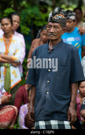 Eine balinesische Hindu Einäscherung Zeremonie statt in dem Dorf Pemuteran ist einen freudigen Anlass, die Freigabe der Seele der Toten Stockfoto