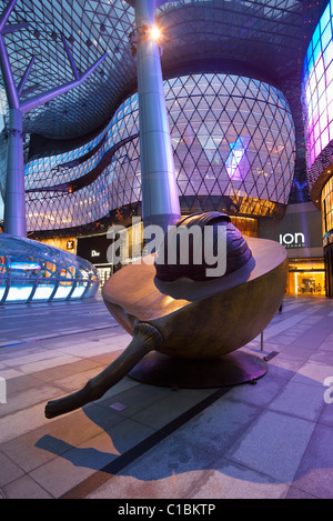 Die Muskatnuss Skulptur des Künstlers Kumari Nahappan ION Orchard Mall, Orchard Road, Singapur Stockfoto