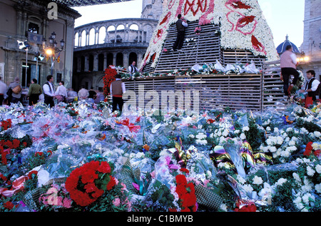 Spanien, Valencia, Las Fallas (Dummies Beteiligung), Blumen für die Virgen de Los Desamparados Stockfoto