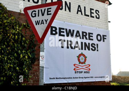 Plakat gegen HS2 Bahnverbindung auf The Carpenters Arms Pub, untere Boddington Northamptonshire, England, UK Stockfoto