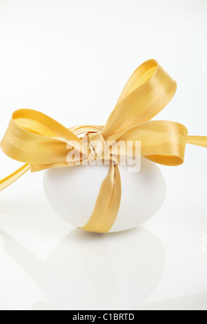 Osterei mit einem goldenen Bogen Stockfoto