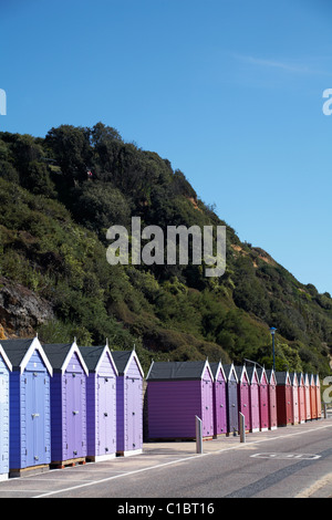 Pastellfarbene Strandhütten zwischen Boscombe und Bournemouth, Dorset UK im August Stockfoto