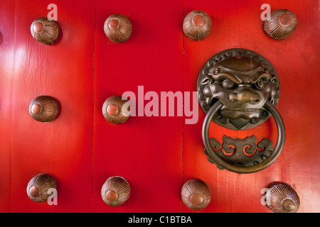 Tür-Detail an der Buddha Tooth Relic Temple und Museum, Chinatown, Singapur Stockfoto