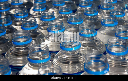 Kunststoff Flaschen Wasser im City Marathon feed station Stockfoto