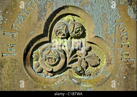 Detail der Grabstein mit Rosen-Design. Kirche des Heiligen Jakobus, Clapham, North Yorkshire, England, Vereinigtes Königreich, Europa. Stockfoto