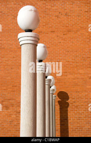 Lampen an fünf weißen Säulen und rote Wand Stockfoto