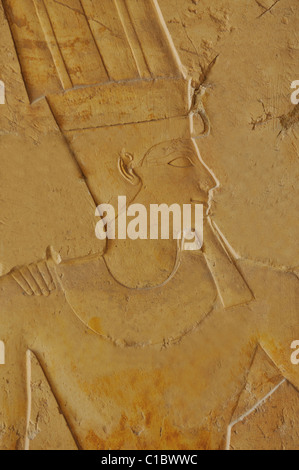 Detail der Gott Amun in feinen Reliefs aus der alten ägyptischen Tempel der Königin Hatshepsut, Theben, Ägypten Stockfoto