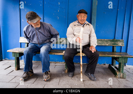 Bei der Fisch Markt, Narsaq, Süden Grönlands. Der Griff an der Gehstock besteht aus Rentierhorn. Stockfoto