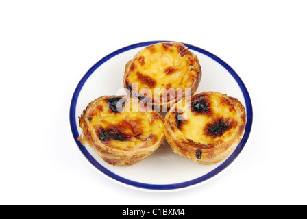 leckeren Pasteis de Nata, typische pastöse aus Lissabon - Portugal (isoliert auf weißem Hintergrund) Stockfoto