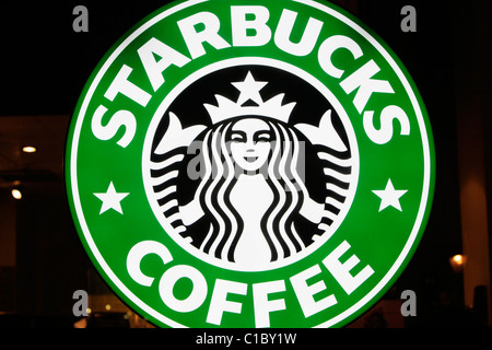 Melden Sie sich für Starbucks-Kaffee in einem Coffee-Shop-Fenster. Stockfoto