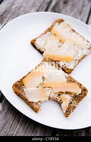 Brot mit geräuchertem Heilbutt, Narsaq, Süd-Grönland. Stockfoto