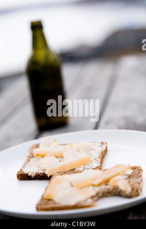 Brot mit geräuchertem Heilbutt, Bier in der Flasche. In Narsaq, Süd-Grönland. Stockfoto