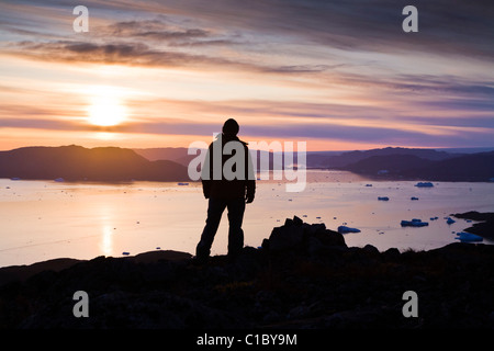 Mann sucht am Fjord außerhalb Narsaq, Süd-Grönland. Stockfoto