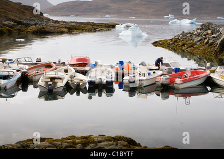 Fischer von seinem Boot, Hafen von Narsaq, Südgrönland arbeiten. Stockfoto