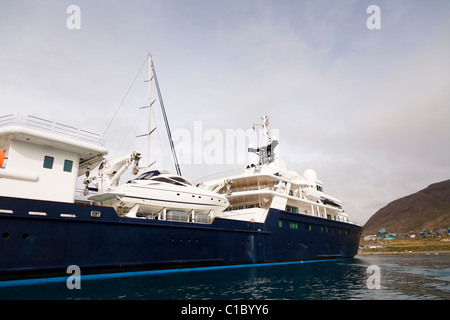 Privaten Luxusyacht Le Grand Bleu in den Fjord außerhalb Narsaq, Süd-Grönland Stockfoto