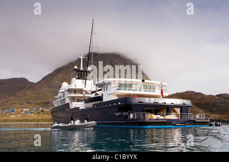 Privaten Luxusyacht Le Grand Bleu von Wachpersonal auf einem Zodiac bewacht. Im Fjord vor Narsaq, Süd-Grönland Stockfoto