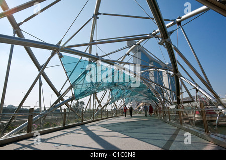 Blick entlang der Helix-Brücke, Marina Bay Sands Singapur.  Marina Bay, Singapur Stockfoto