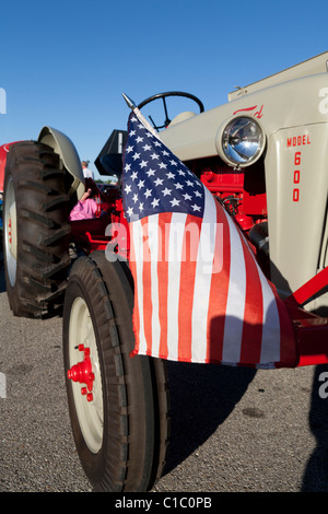 Alte Ford Traktor mit amerikanischen Flagge. Stockfoto