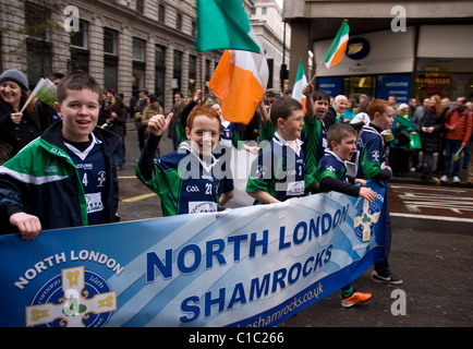 Junge Mitglieder des Norden London Kleeblätter Gaelic Football-Teams nehmen Teil an der St. Patricks Day Parade, London Stockfoto