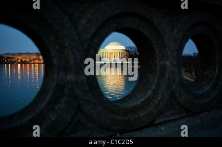 Washington DC, eine Brücke-Blick auf das Jefferson Memorial in der Dämmerung. Stockfoto