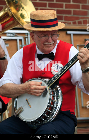 Man spielt Banjo auf einem Outdoor-performance Stockfoto
