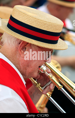 Mann, spielt Posaune bei einem Konzert im Freien. Stockfoto