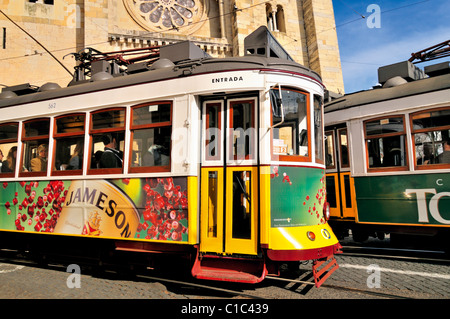 Portugal, Lissabon: Historische Straßenbahnen vorbei an der Kathedrale "Sé Catedral" Stockfoto