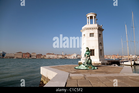 Eine kostümierte Model posiert durch den Canal grande, der Karneval von Venedig, Venedig, Italien Stockfoto