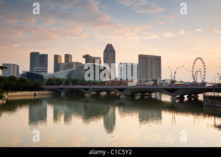 Esplanade - Theater auf die Bucht und den Singapore Flyer, Singapur Stockfoto