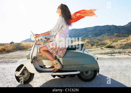 Frau mit Motorrad und Seitenwagen Stockfoto