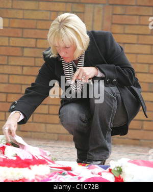 Mitglieder von dem öffentlichen Besuch Hillsborough-Stadion die Ehre zum 20. Jahrestag der Katastrophe, die behauptete, 96 Stockfoto