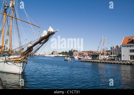 Bergen-Hafen in der Sonne, unter der Tall Ships' Races Stockfoto