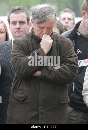 Mitglieder von dem öffentlichen Besuch Hillsborough-Stadion die Ehre zum 20. Jahrestag der Katastrophe, die behauptete, 96 Stockfoto