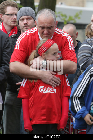 Mitglieder von dem öffentlichen Besuch Hillsborough-Stadion die Ehre zum 20. Jahrestag der Katastrophe, die behauptete, 96 Stockfoto