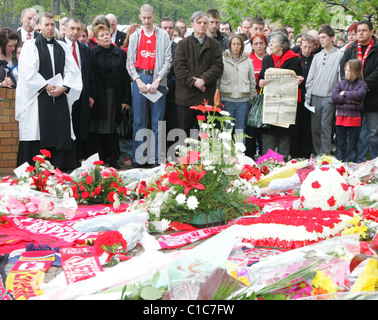 Mitglieder von dem öffentlichen Besuch Hillsborough-Stadion die Ehre zum 20. Jahrestag der Katastrophe, die behauptete, 96 Stockfoto