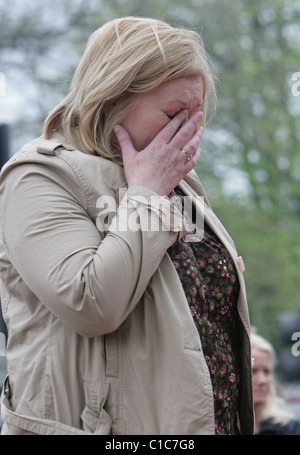 Mitglieder von dem öffentlichen Besuch Hillsborough-Stadion die Ehre zum 20. Jahrestag der Katastrophe, die behauptete, 96 Stockfoto