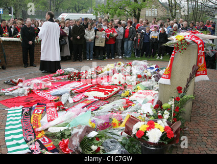 Mitglieder von dem öffentlichen Besuch Hillsborough-Stadion die Ehre zum 20. Jahrestag der Katastrophe, die behauptete, 96 Stockfoto