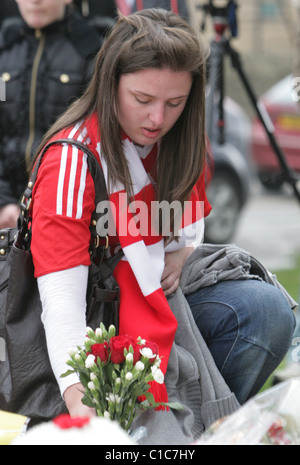 Mitglieder von dem öffentlichen Besuch Hillsborough-Stadion die Ehre zum 20. Jahrestag der Katastrophe, die behauptete, 96 Stockfoto