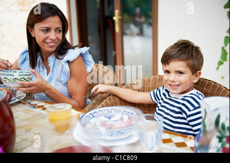 Mutter und Sohn beim Mittagessen Stockfoto