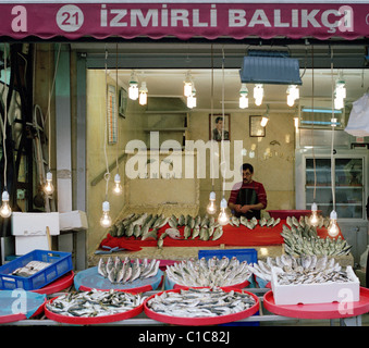 Reise Fotografie - Fisch Stall in der Gewürzbasar Bezirk von Istanbul in der Türkei im Nahen Osten Asien. Man Shop essen Fisch und Meeresfrüchte Stockfoto